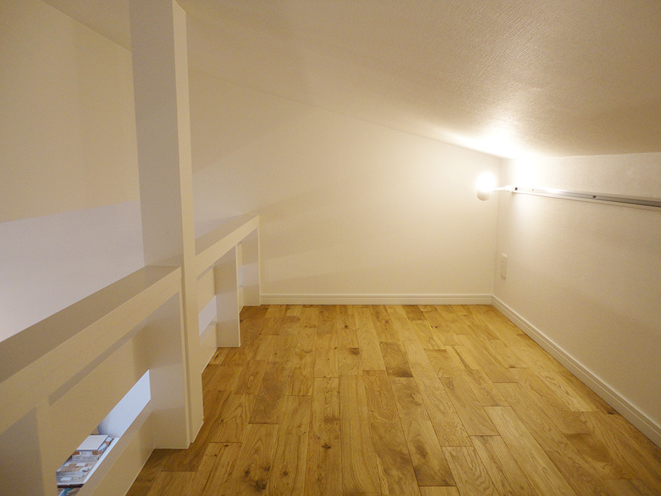 Ejemplo de salón tipo loft nórdico con paredes blancas, suelo de madera en tonos medios y suelo beige