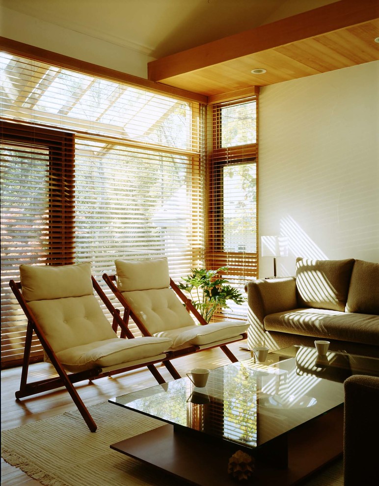 Foto di un soggiorno moderno aperto con sala formale, pareti bianche, parquet chiaro e pavimento beige