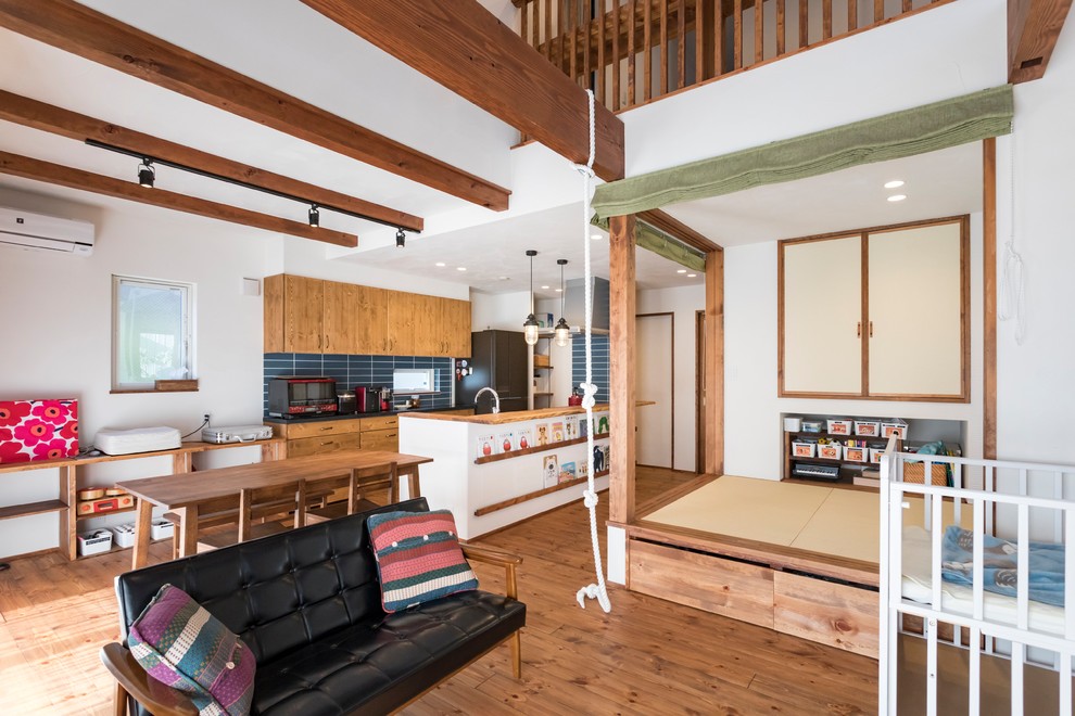 Offenes Eklektisches Wohnzimmer ohne Kamin mit weißer Wandfarbe, dunklem Holzboden, freistehendem TV und braunem Boden in Nagoya