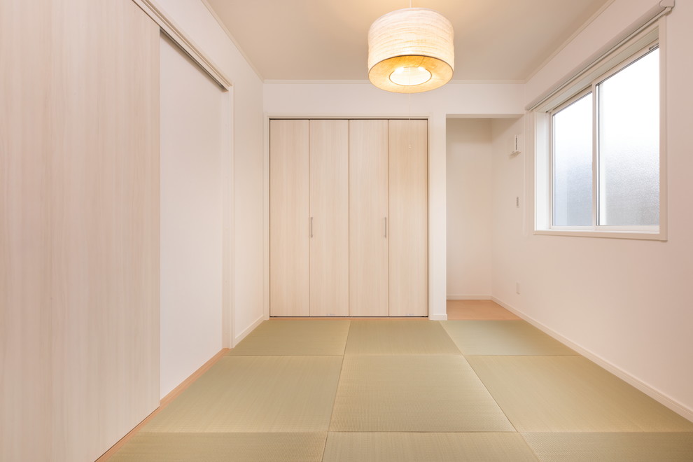 Foto på ett lantligt allrum med öppen planlösning, med vita väggar, tatamigolv och grönt golv