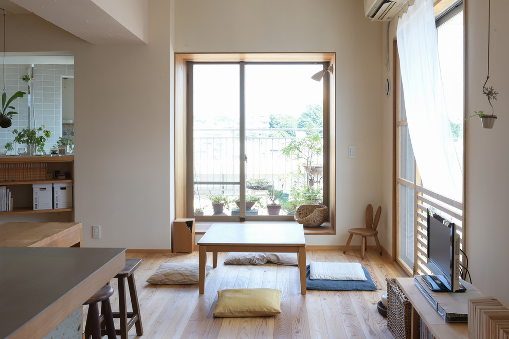 Living room - contemporary living room idea