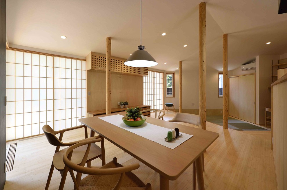 Großes Asiatisches Esszimmer ohne Kamin mit weißer Wandfarbe, Bambusparkett und beigem Boden in Tokio