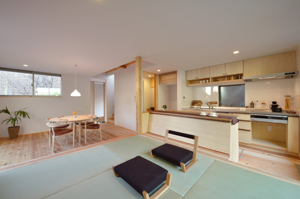 Zen open concept tatami floor and green floor living room photo in Other with white walls