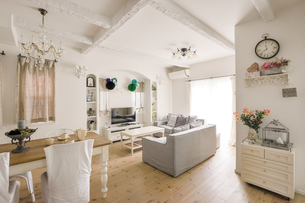 Идея дизайна: гостиная комната в стиле шебби-шик с паркетным полом среднего тона, белыми стенами, отдельно стоящим телевизором и бежевым полом