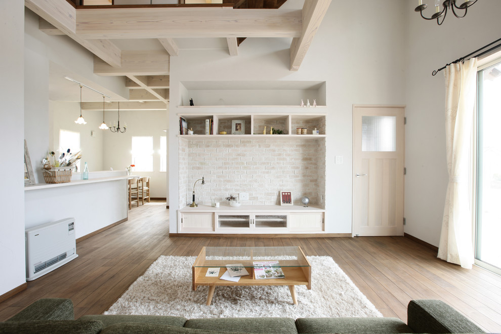 Fernseherloses, Offenes Nordisches Wohnzimmer mit weißer Wandfarbe, dunklem Holzboden und braunem Boden in Sonstige