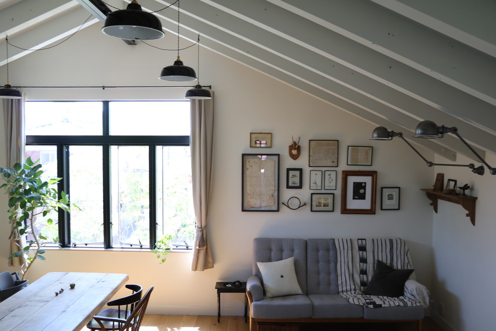 Kleines, Repräsentatives, Offenes Industrial Wohnzimmer mit weißer Wandfarbe, braunem Holzboden und freistehendem TV in Tokio Peripherie