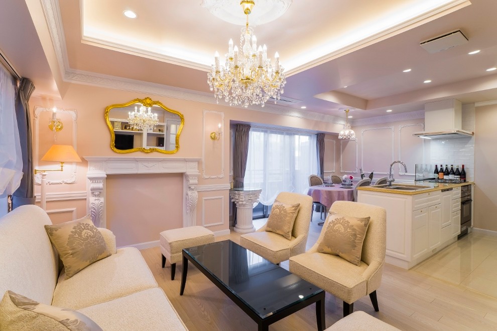 Imagen de salón abierto clásico con paredes rosas, suelo de madera en tonos medios y suelo beige