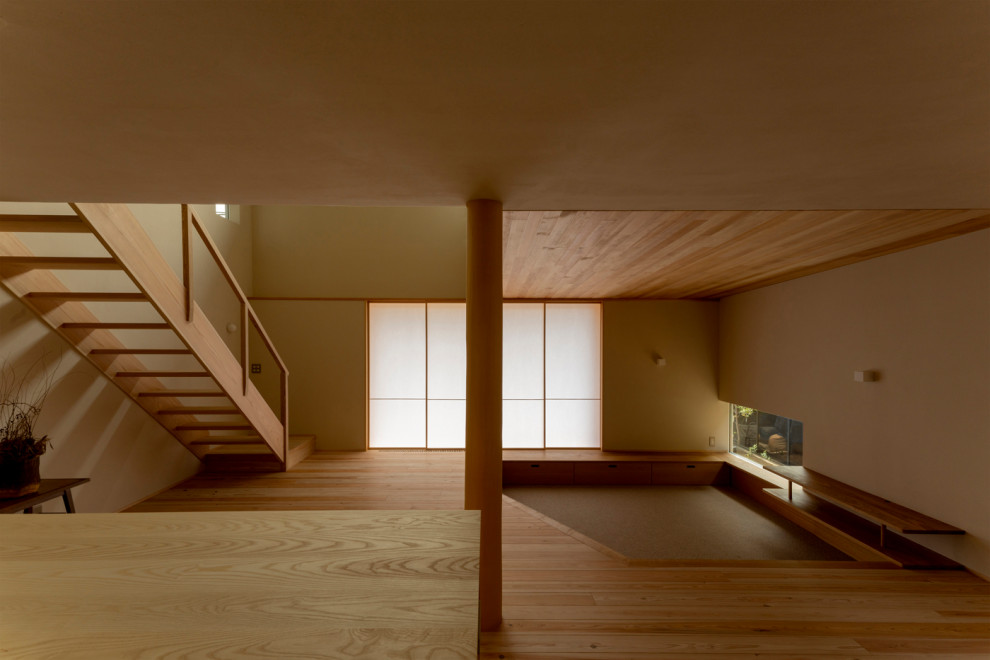 Ispirazione per un soggiorno minimalista di medie dimensioni e aperto con pareti beige, parquet chiaro, nessun camino, nessuna TV, pavimento beige e soffitto in legno