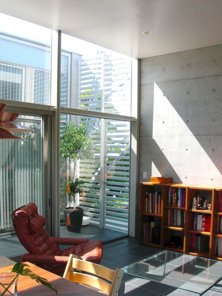 На фото: гостиная комната в современном стиле с серыми стенами и серым полом