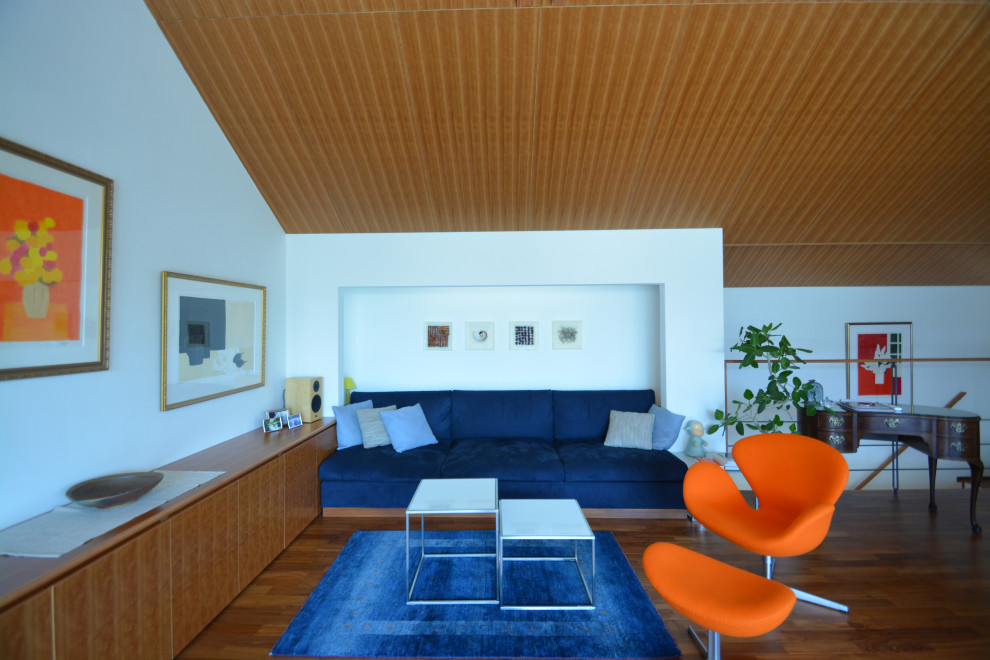 Idéer för ett mellanstort minimalistiskt allrum med öppen planlösning, med vita väggar, mörkt trägolv, en dold TV och brunt golv