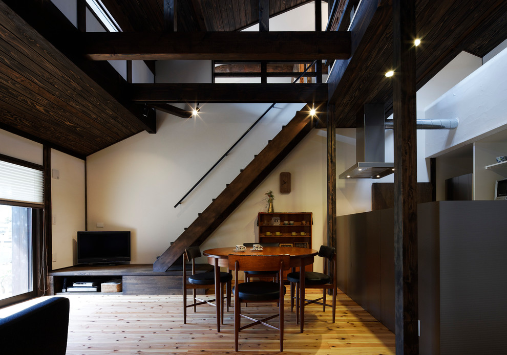 Imagen de salón de estilo zen con paredes blancas, suelo de madera en tonos medios, televisor independiente y suelo marrón