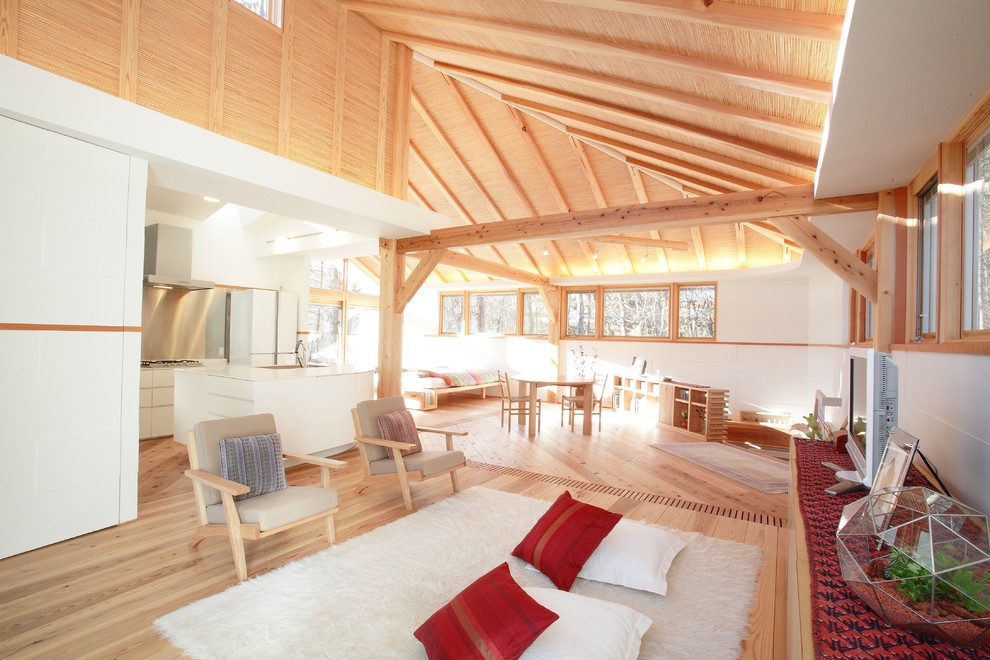 Foto de salón abierto asiático con paredes blancas, suelo de madera en tonos medios y televisor independiente