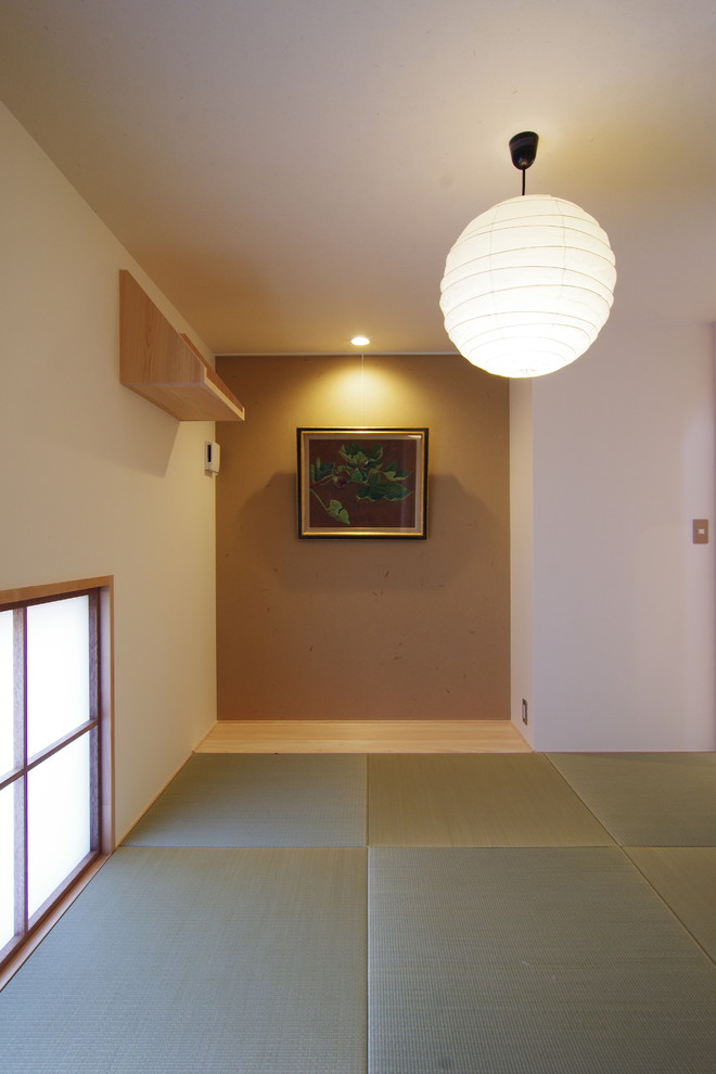 Idéer för att renovera ett orientaliskt separat vardagsrum, med ett finrum, vita väggar och tatamigolv