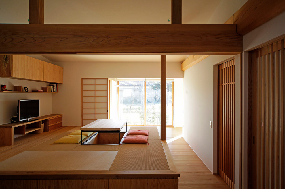 Diseño de salón para visitas asiático con paredes blancas, tatami, televisor independiente y suelo marrón