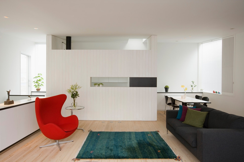 Modelo de salón para visitas abierto actual sin chimenea con paredes blancas, suelo de madera clara y suelo beige