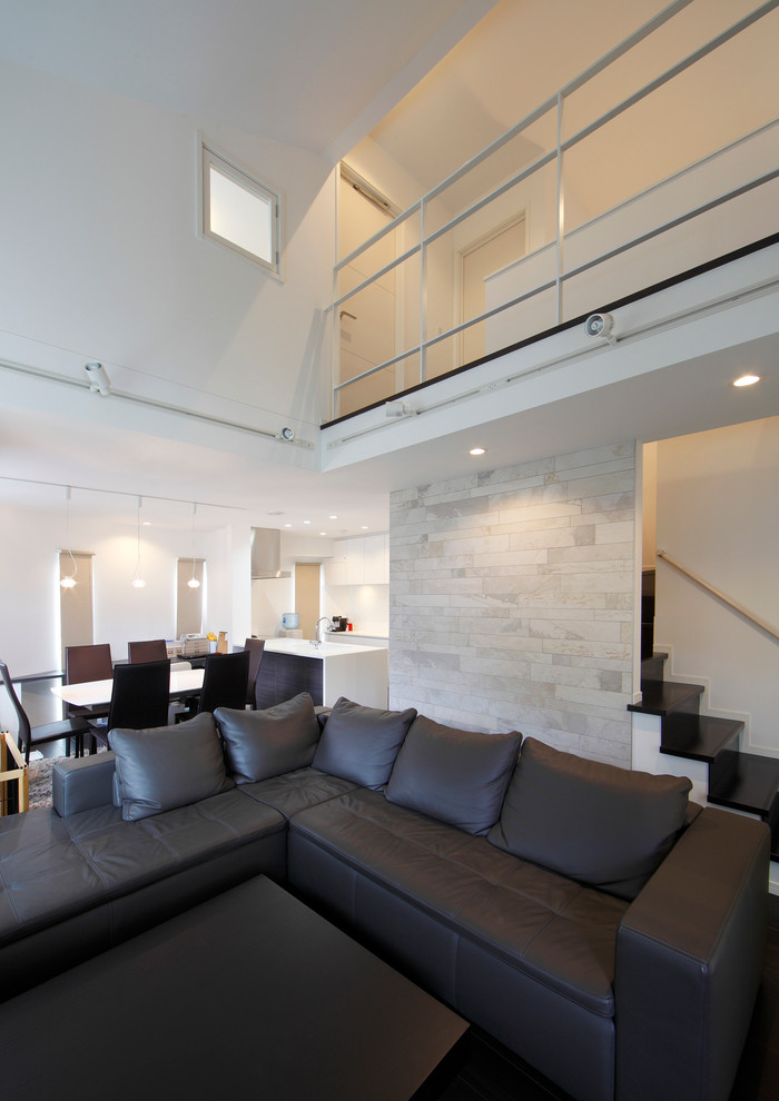 Foto di un soggiorno minimalista di medie dimensioni e aperto con sala formale, pareti bianche, pavimento in compensato e pavimento marrone