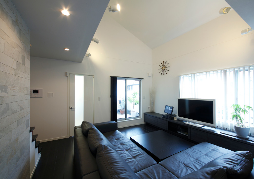 Mittelgroßes, Repräsentatives, Offenes Modernes Wohnzimmer mit weißer Wandfarbe, Sperrholzboden, freistehendem TV und braunem Boden in Tokio