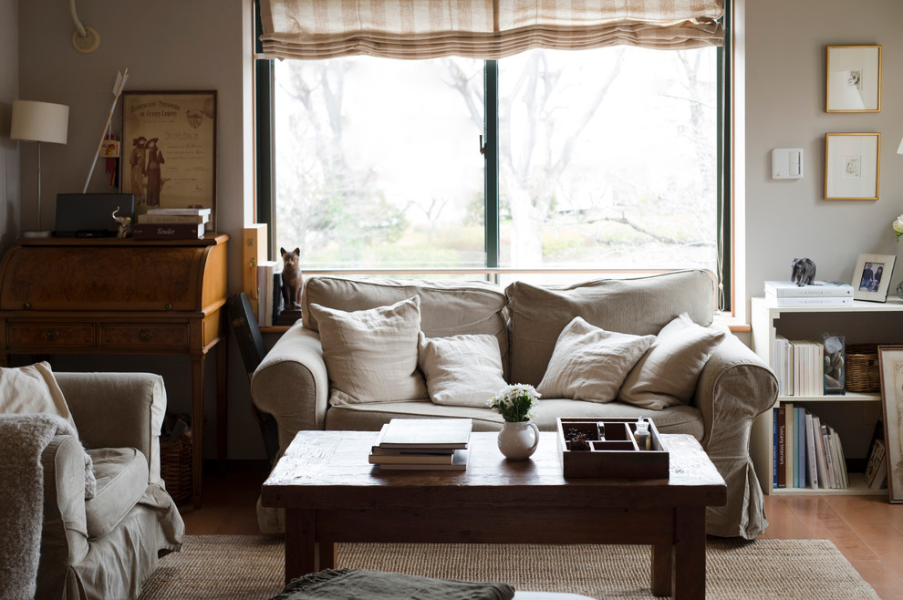 Ispirazione per un soggiorno minimal con pareti bianche, pavimento in legno verniciato e pavimento marrone