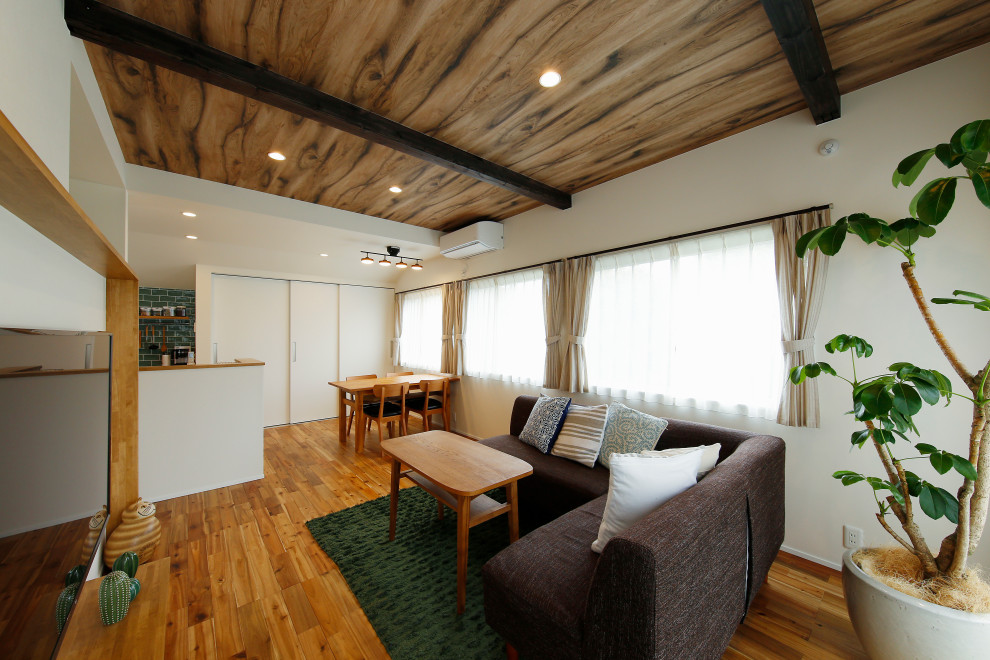 Mittelgroßes, Repräsentatives, Offenes Mediterranes Wohnzimmer mit weißer Wandfarbe, braunem Holzboden, TV-Wand und rosa Boden in Tokio Peripherie