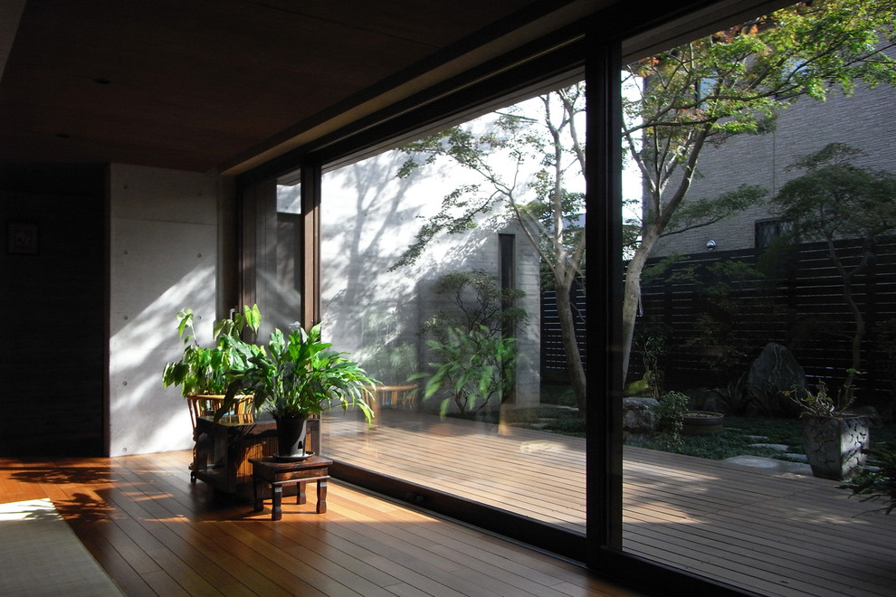 Offenes Modernes Wohnzimmer mit grauer Wandfarbe und dunklem Holzboden in Tokio Peripherie