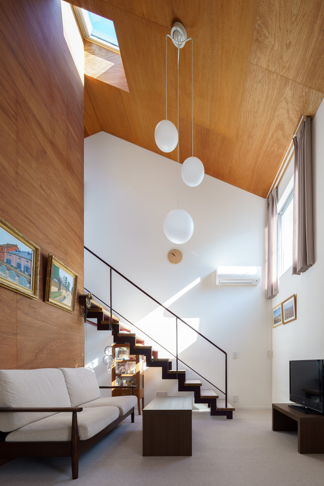 Idee per un soggiorno minimal aperto con pareti bianche, moquette, TV autoportante e pavimento beige