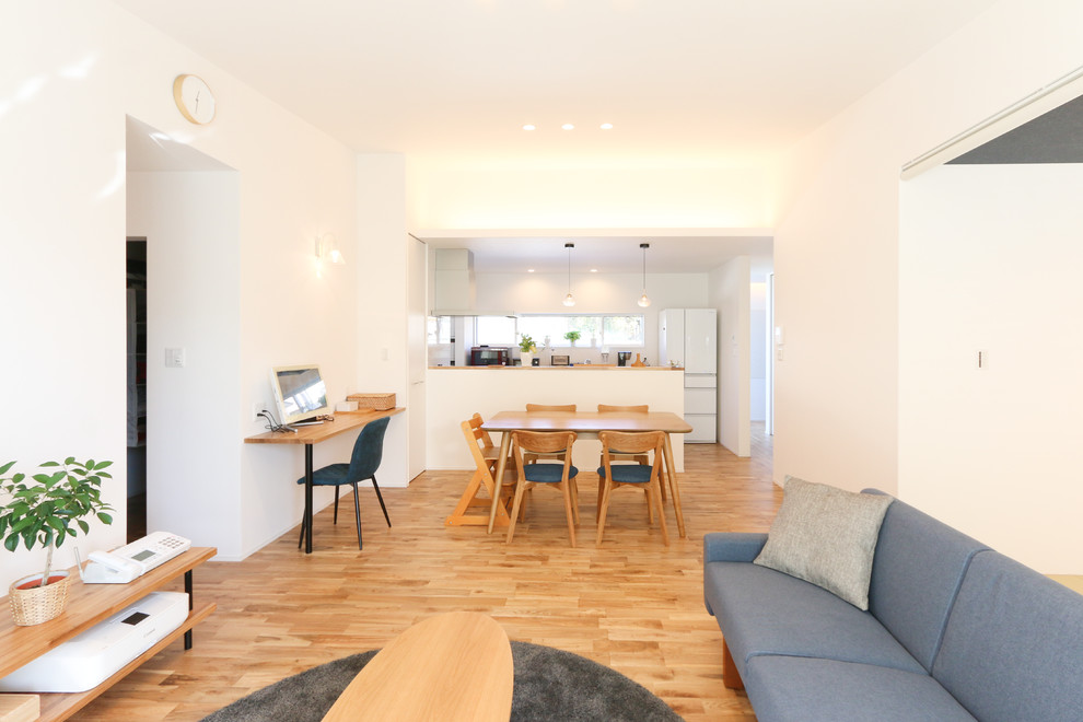 Foto de salón abierto minimalista de tamaño medio sin chimenea con paredes blancas, suelo de madera en tonos medios y suelo marrón