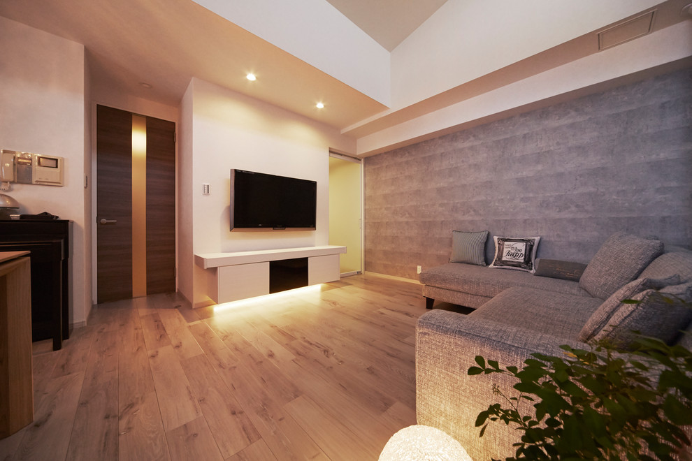 Skandinavisches Wohnzimmer mit hellem Holzboden und beigem Boden in Sonstige