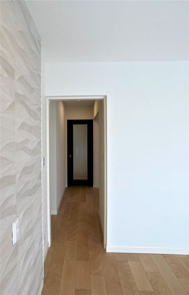 Idée de décoration pour un salon minimaliste ouvert avec un mur beige, un sol en contreplaqué, aucune cheminée, un téléviseur fixé au mur, un sol beige, un plafond en papier peint et du papier peint.