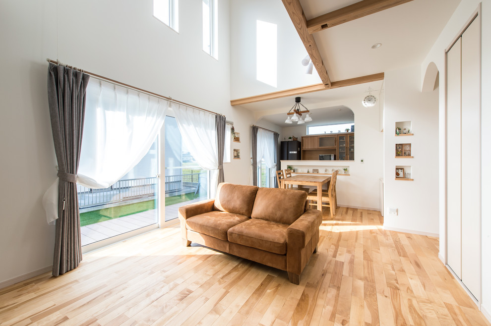 Nordisches Wohnzimmer mit weißer Wandfarbe, hellem Holzboden und beigem Boden in Fukuoka