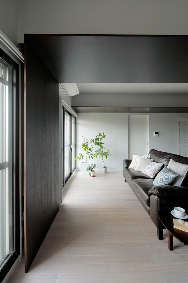 Offenes Modernes Wohnzimmer mit Sperrholzboden und beigem Boden in Tokio