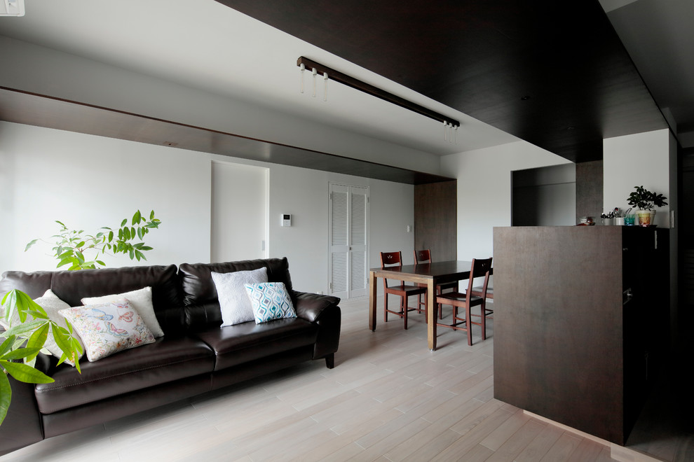 Idee per un soggiorno moderno aperto con pareti bianche, pavimento in compensato e pavimento beige
