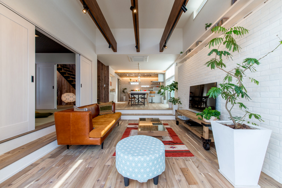Modernes Wohnzimmer mit braunem Holzboden in Sonstige