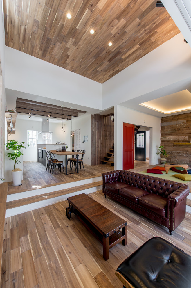 Design ideas for a living room in Osaka with medium hardwood flooring.
