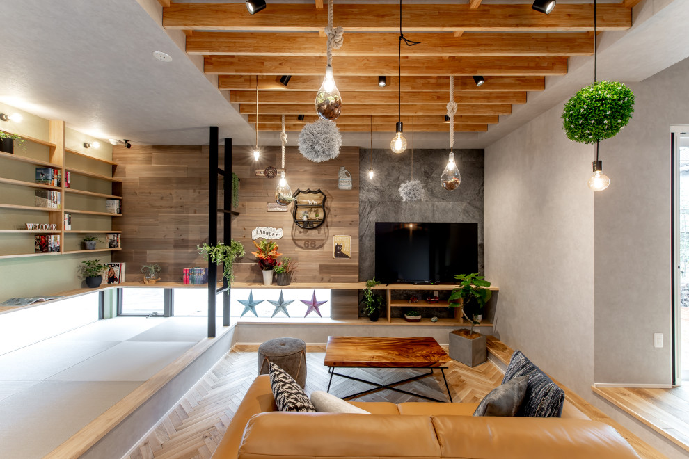 Design ideas for a living room in Nagoya with medium hardwood flooring.