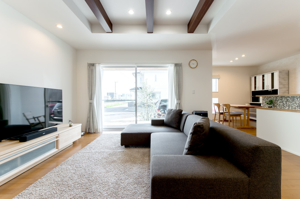 Idee per un soggiorno di medie dimensioni e aperto con pavimento in legno massello medio, soffitto in carta da parati e carta da parati