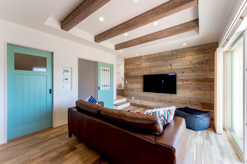 Mittelgroßes, Offenes Wohnzimmer mit braunem Holzboden, Tapetendecke und Holzwänden in Sonstige