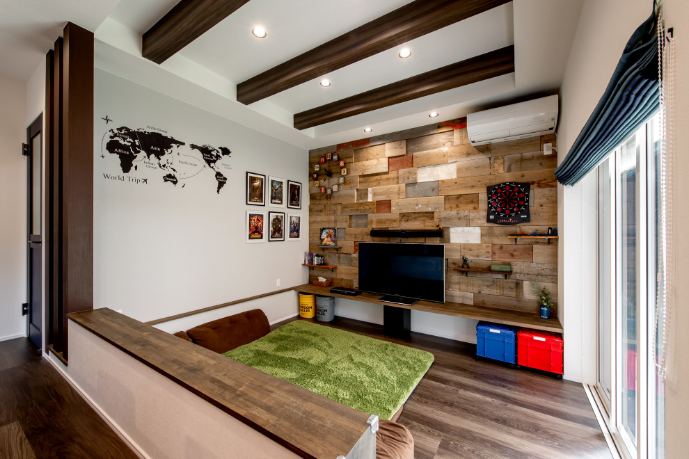 Mittelgroßes, Offenes Wohnzimmer mit braunem Holzboden, Tapetendecke und Tapetenwänden in Sonstige