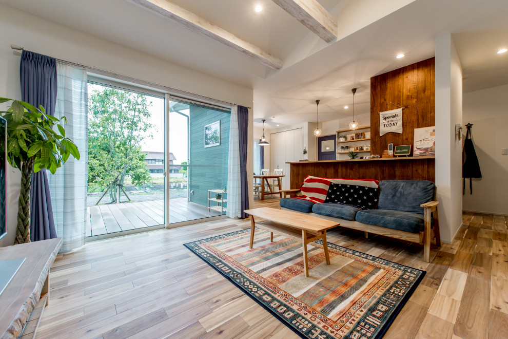 Foto di un piccolo soggiorno aperto con pavimento in legno massello medio, soffitto in carta da parati e carta da parati