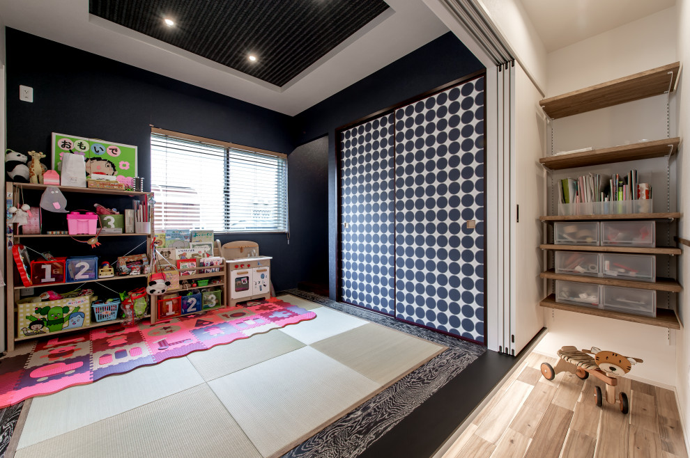 Mittelgroßes, Offenes Wohnzimmer mit Tatami-Boden, Tapetendecke und Tapetenwänden in Sonstige