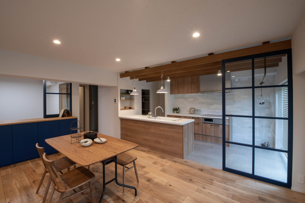 Immagine di un soggiorno moderno di medie dimensioni e aperto con pareti beige e pavimento in legno massello medio