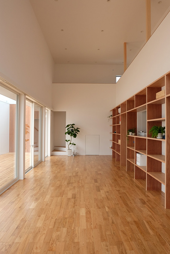 Idee per un soggiorno moderno con pareti bianche, pavimento in legno massello medio, TV autoportante e pavimento marrone