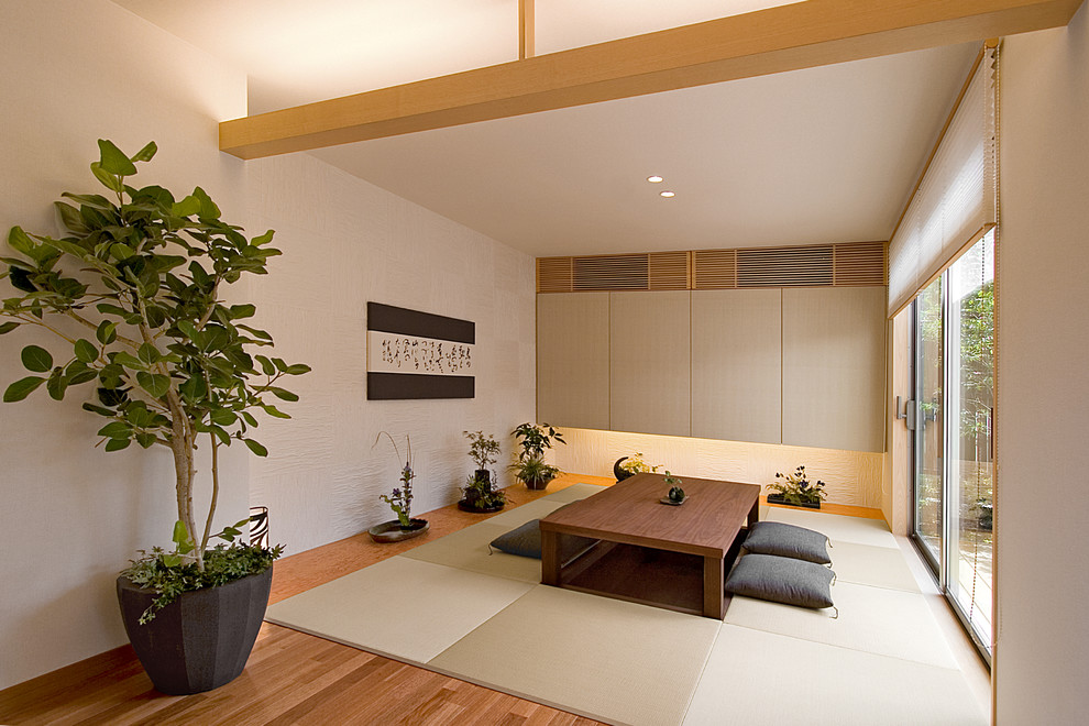Idée de décoration pour un salon asiatique fermé avec une salle de réception, un mur blanc, un sol en bois brun, aucun téléviseur et un sol beige.