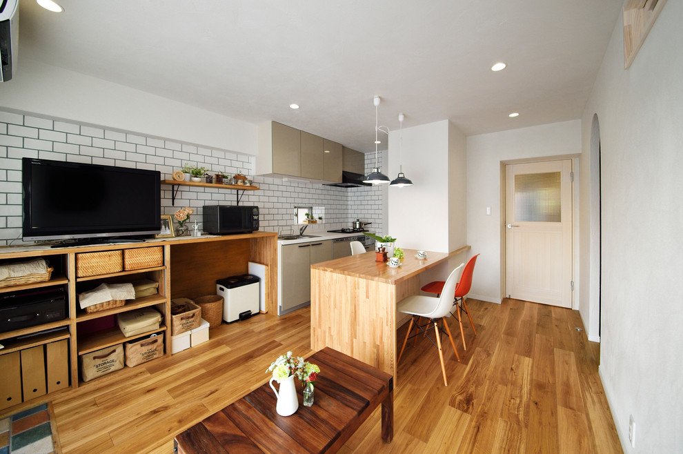 Foto de salón abierto de estilo zen con paredes blancas, suelo de madera en tonos medios, televisor independiente y suelo marrón