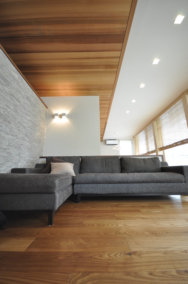 Imagen de salón moderno con paredes blancas, suelo de madera oscura y suelo marrón