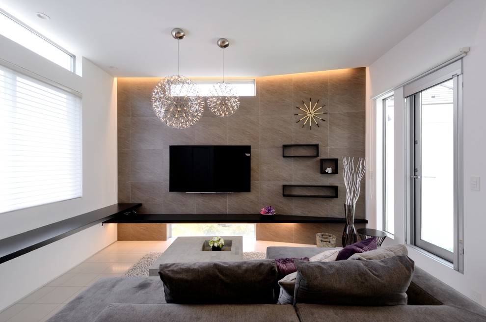 Modelo de salón para visitas abierto minimalista con paredes blancas, suelo de mármol, televisor colgado en la pared y suelo blanco