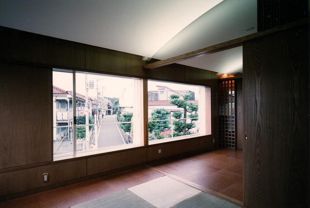Foto på ett mellanstort orientaliskt allrum med öppen planlösning, med bruna väggar, tatamigolv, en fristående TV och beiget golv
