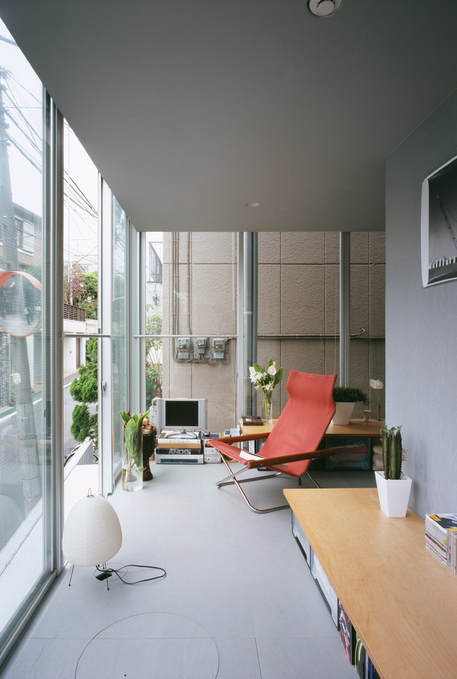 Idéer för ett modernt vardagsrum, med grå väggar och grått golv