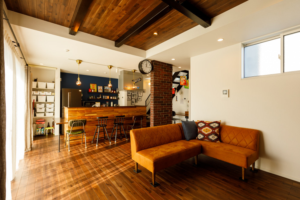 Foto di un piccolo soggiorno industriale aperto con parquet scuro, pavimento marrone, sala formale e pareti bianche