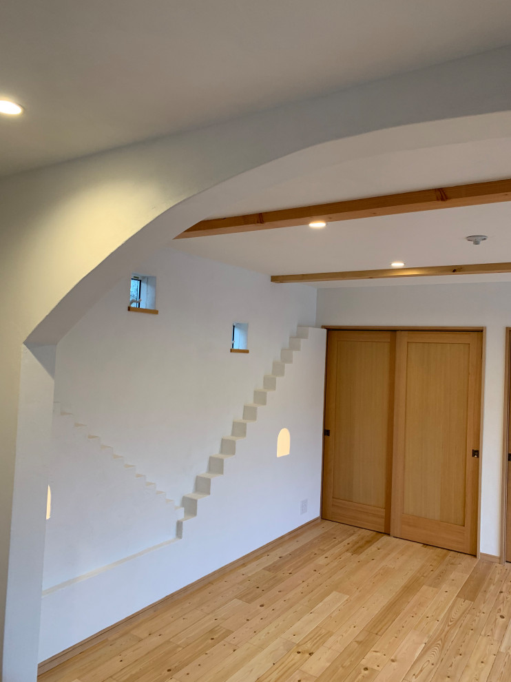Источник вдохновения для домашнего уюта: изолированная гостиная комната среднего размера в стиле фьюжн с белыми стенами, светлым паркетным полом, телевизором в углу, бежевым полом и потолком из вагонки