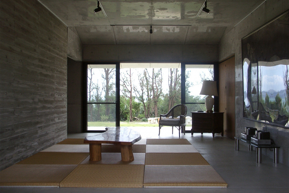 На фото: гостиная комната в восточном стиле с серыми стенами и татами без камина с